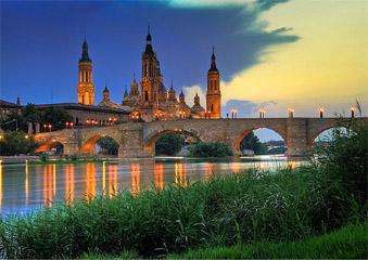 Vuelos a Viena desde Zaragoza: atardecer en la basílica de la Virgen del Pilar.